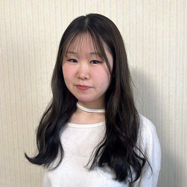 ＆ Graph.【アンドグラフ】のスタッフ紹介。岡部 瑠里