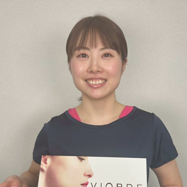 ヴィオーデ美容整体サロン 横浜店【ヴィオーデビヨウセイタイサロン ヨコハマテン】のスタッフ紹介。シモザトアリサ