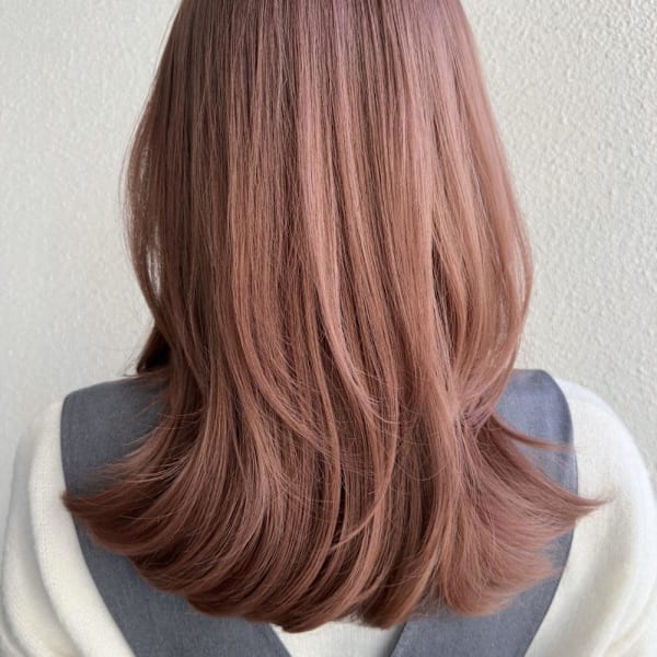ピンクベージュ/全頭ブリーチ/ハイレイヤーカット