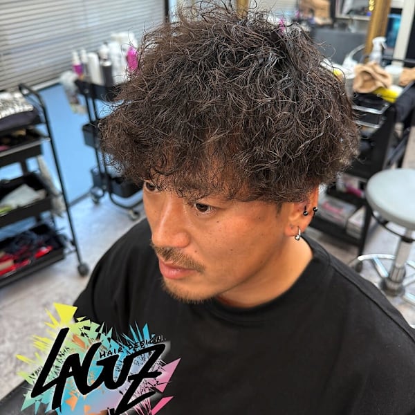 無造作に重なり合うカールが、呼吸するように動くパーマスタイル|LAGUZ 茅ヶ崎 髪質改善 ヘアアレンジ