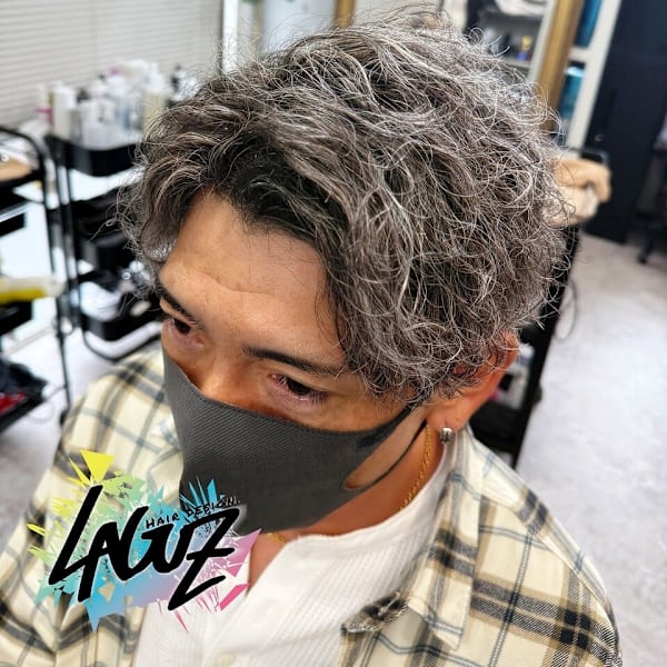 グレージュ × 波巻きニュアンスの大人メンズパーマ|LAGUZ 茅ヶ崎 髪質改善 ヘアアレンジ