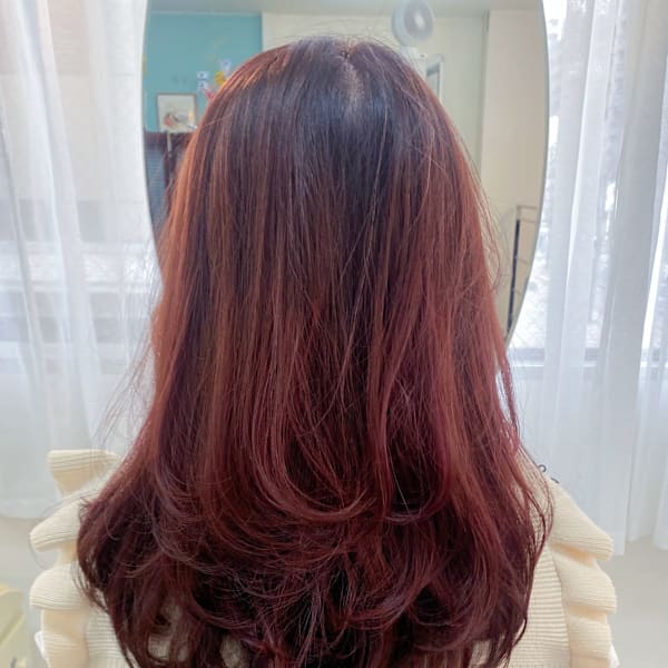 ロングレイヤースタイル　ワインレッドカラー