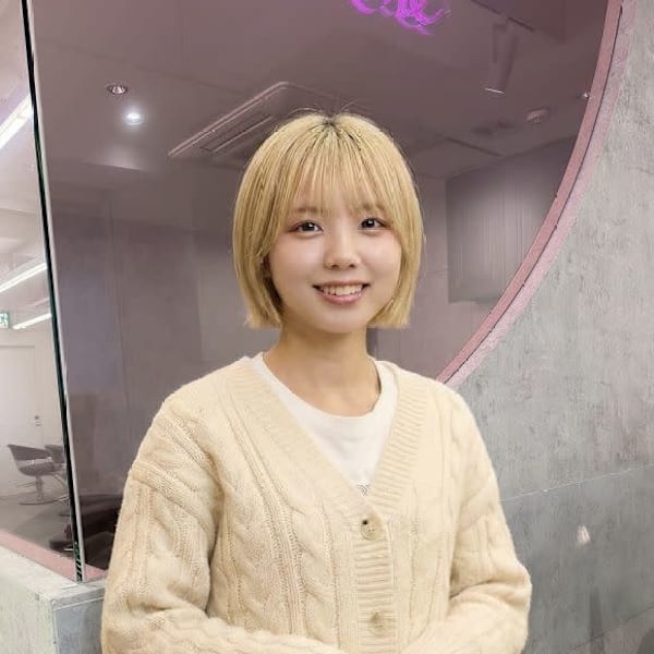 Lond one 縮毛矯正/髪質改善/ダブルカラー/レイヤーカット/ボブ 神戸三宮【ロンドワン】【ロンドワン コウベサンノミヤ】のスタッフ紹介。mana 