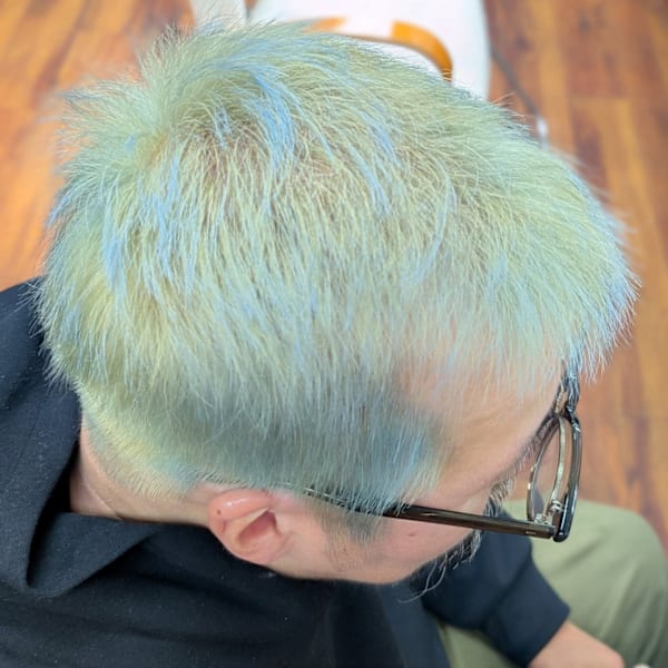 エミネム風ボウズ×2日間限定のシルバーヘア。