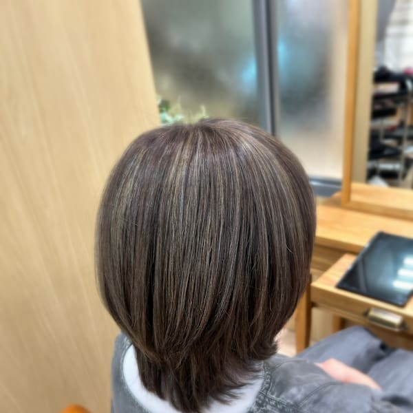 白髪を活かしたグレイヘア