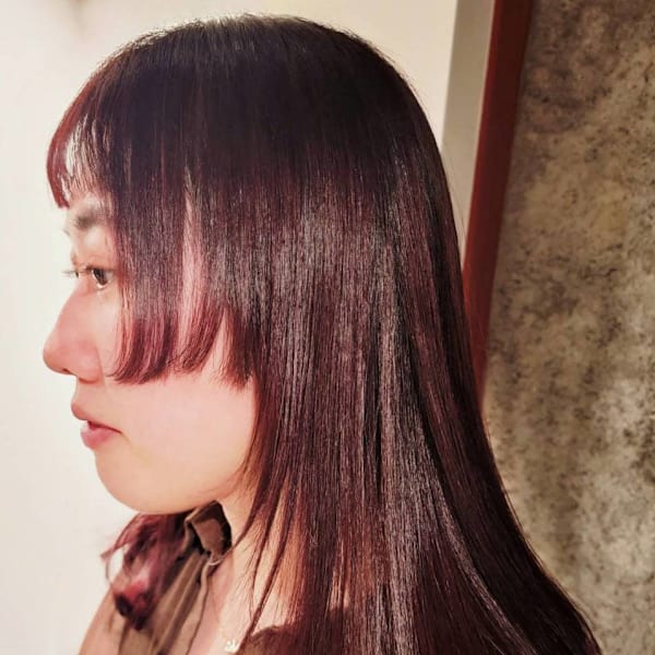 モードな雰囲気を纏う、レッドブラウン×ステップカット