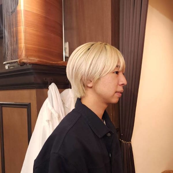 ホワイトブロンドのマッシュショートヘアー