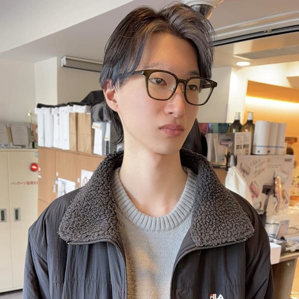 かきあげセンターパート前髪アッシュグレーインナーカラー