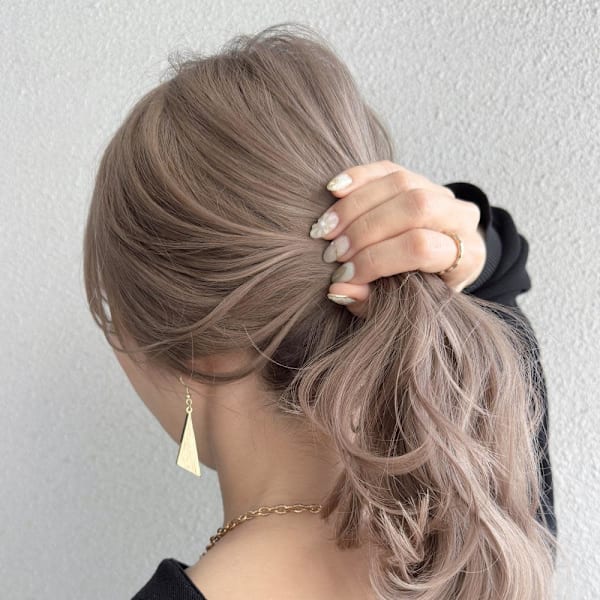 ミルクティーベージュ/全頭ブリーチ/ハイレイヤーカット