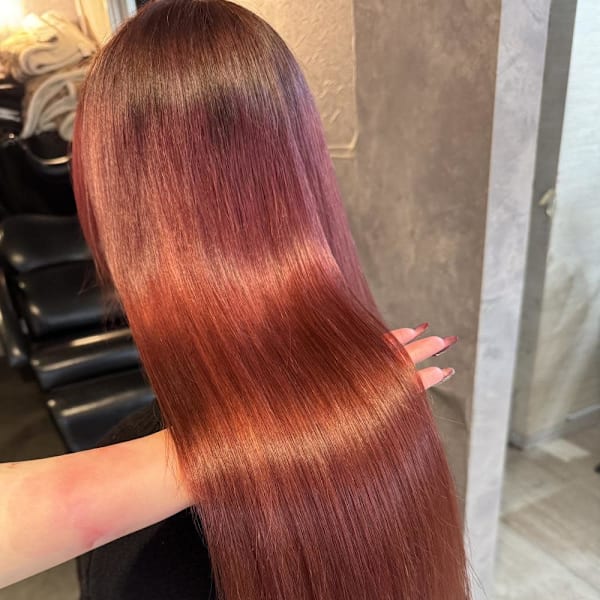 《鈴木茉奈》チェリーレッド/ブリーチなし/髪質改善|elu by lovis