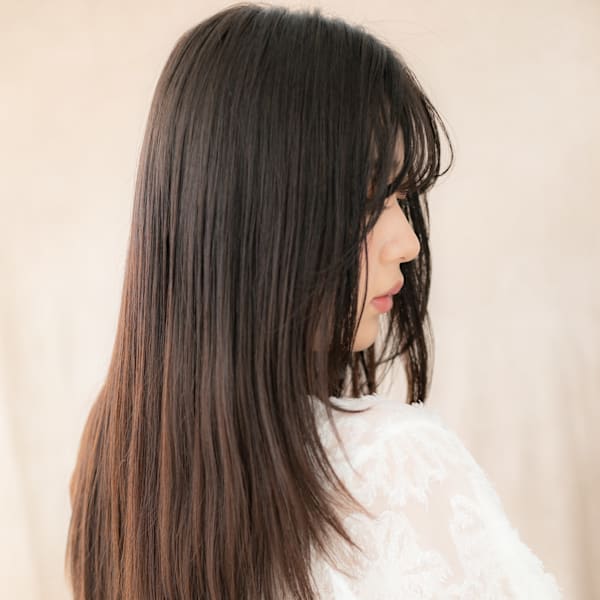 バタフライカット黒髪前下がり顔周りレイヤーロング30代40代