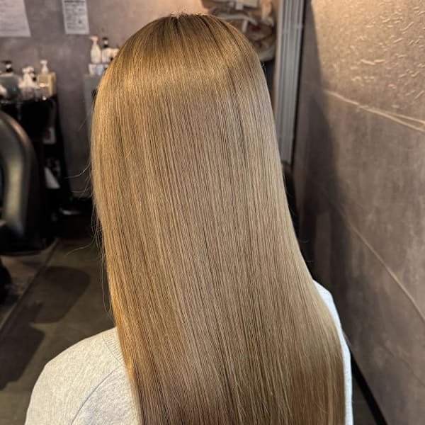 《鈴木茉奈》ミルクティーベージュ/ケアブリーチ|elu by lovis