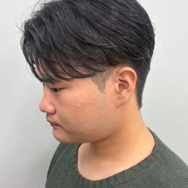 刈り上げセンターパート ツーブロック フェザーパーマ 束感