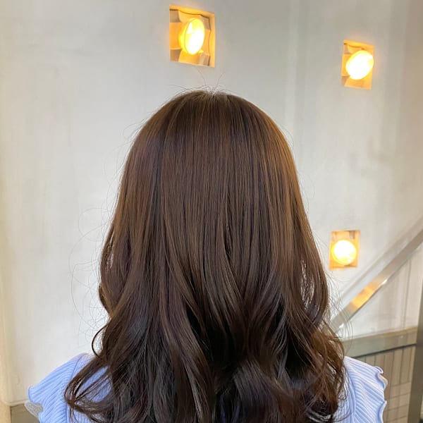 外ハネレイヤーカット・ミルクティーグレージュ|Casii 【カシー】