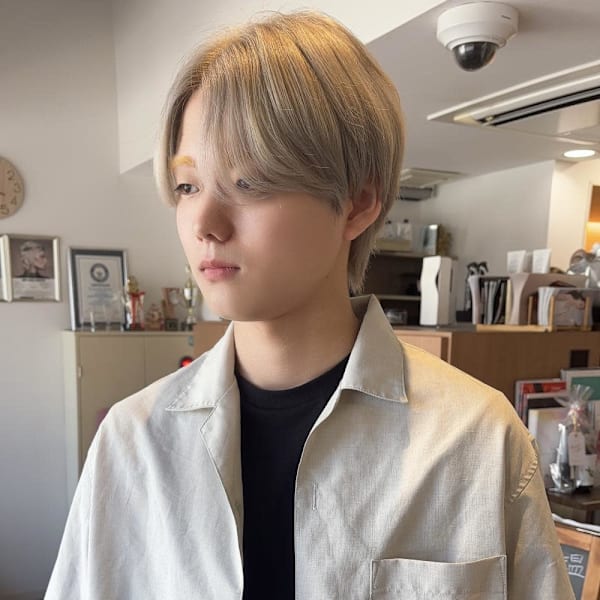 ブリーチカラーベージュハイトーン透明感センターパートマッシュ