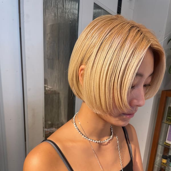 ショートボブ/抜きっぱなしブロンド/ハイトーンカラー
