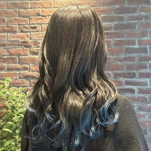 ブルーの裾カラー