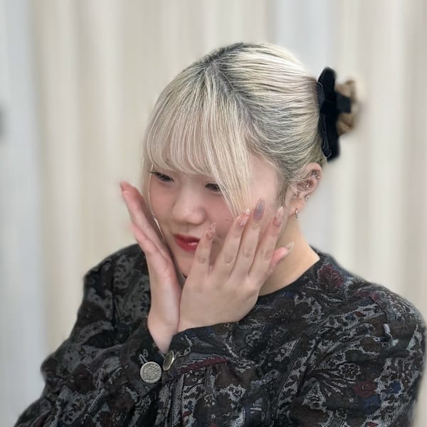 NAIL  atre  by Enchante【ネイルアトレバイアンシャンテ】のスタッフ紹介。アヤ