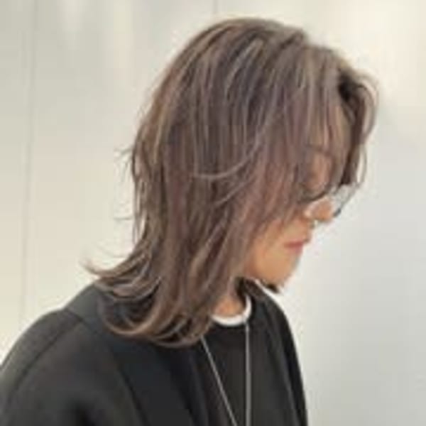 くびれヘア　オリーブベージュ　ハイライト