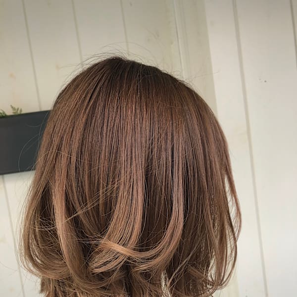 オフィスシーンでも大人気のミィディアムヘアー