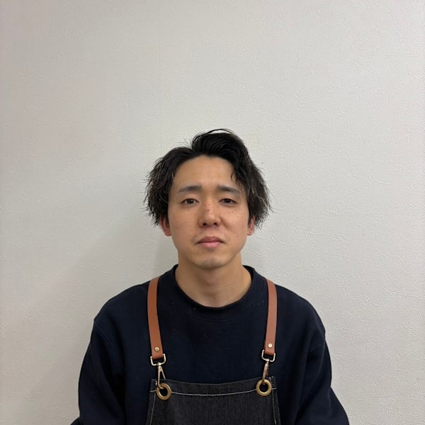 hair NAVONA 千代ケ崎店【ヘア ナヴォーナ】【ヘア ナヴォーナ チヨガサキテン】のスタッフ紹介。岩﨑悠馬