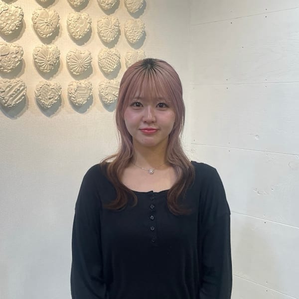 レディースデザイン&メンズカット進-shin-白楽店ENGINED BY Loops【レディースデザインアンドメンズカットシン シン ハクラクテン】のスタッフ紹介。吉岡 わかな