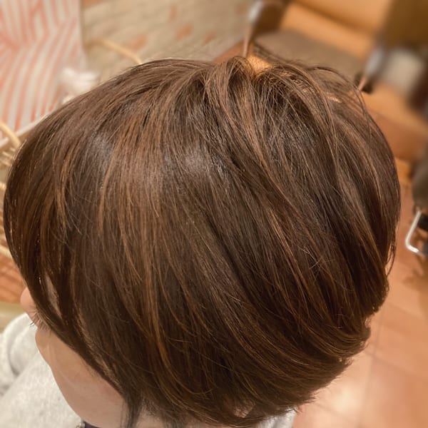 ふんわり立体感のハイライトショート|hairgarden Hug