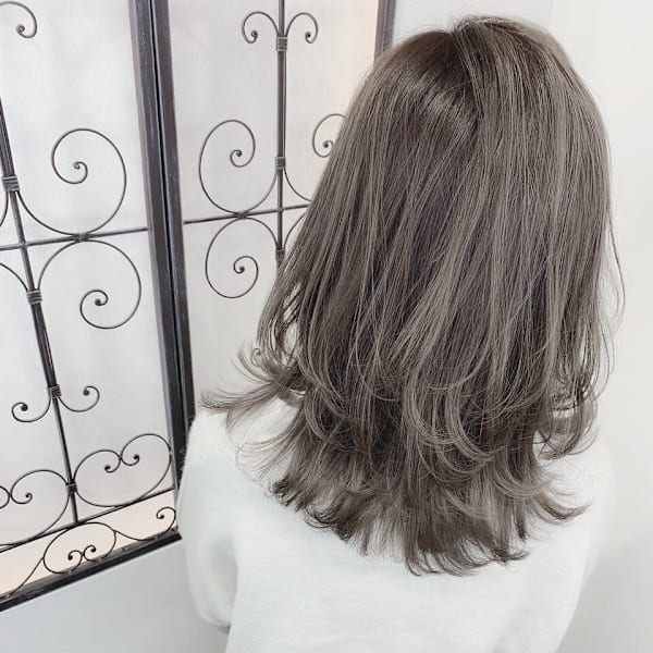 ミディアムレイヤー×ウルフカット×モノトーングレージュ