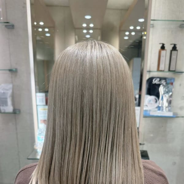 赤みを消す大人のためのブリーチヘア|EMU international 春日部本店