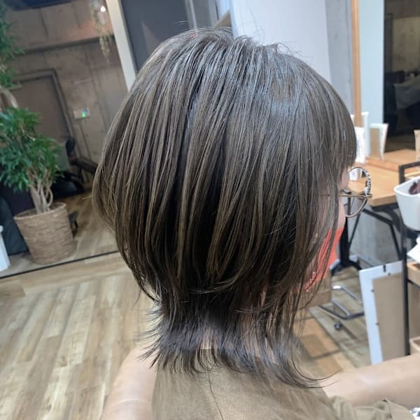 オリーブベージュ×レイヤーボブ|t o t .