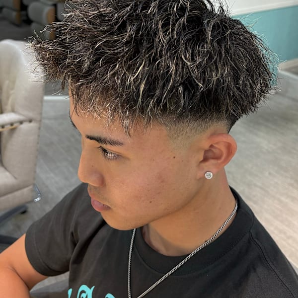 “ツイストパーマ”アップバングショート