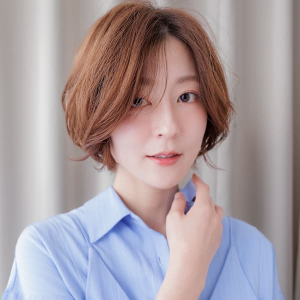 脱白髪染め大人美人抜け感小顔かきあげショートボブ30代40代