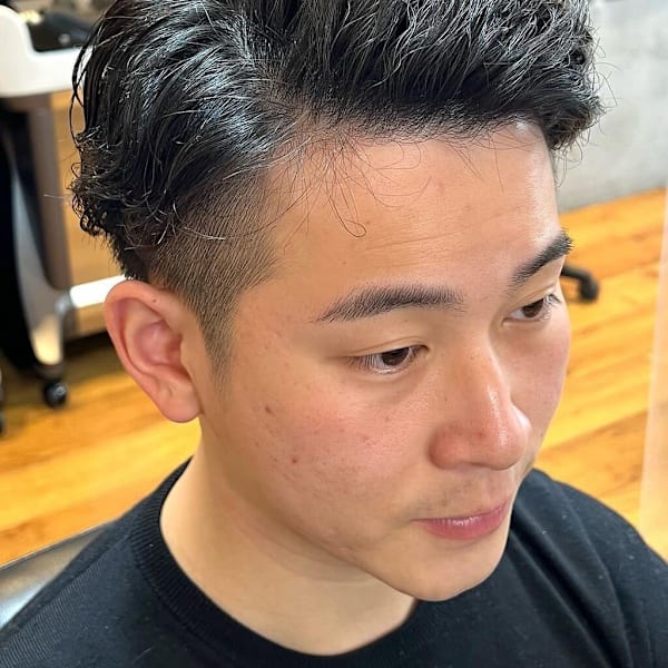 ツーブロック刈り上げショート×右７３分けスタイル
