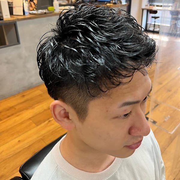 サッパリと短めのツーブロックスタイル 刈り上げショート