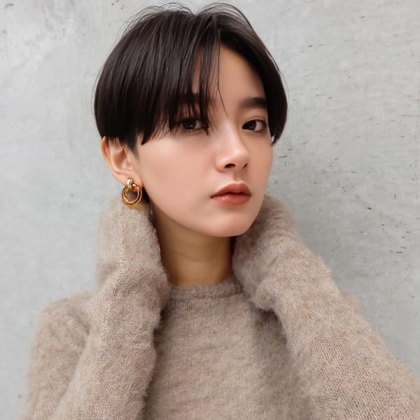 20代・30代_大人可愛い黒髪センターパートショート