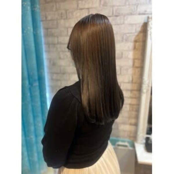 ツヤ感のあるオリーブグレージュ