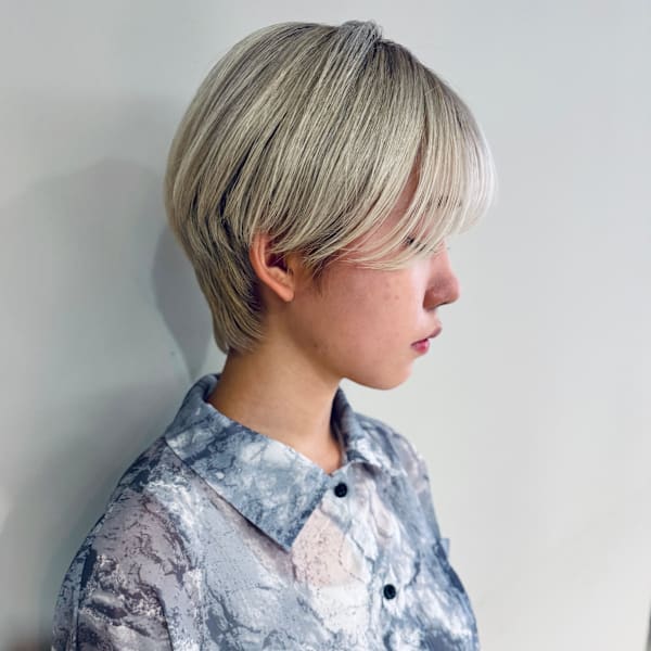 ホワイトブロンド×ショートスタイル