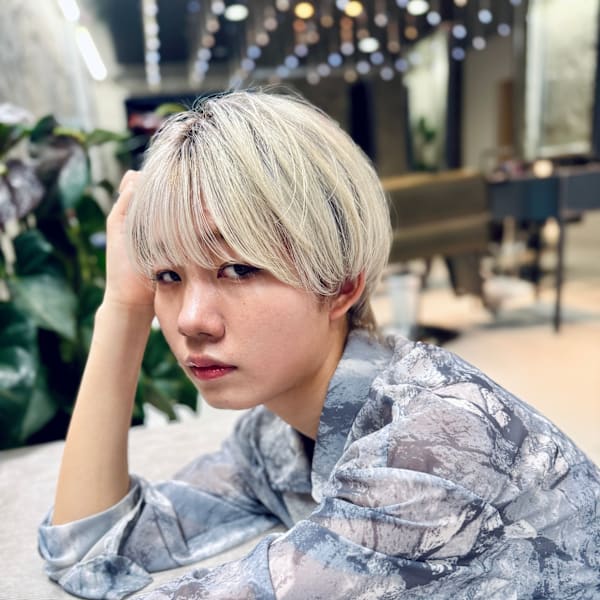 ホワイトブロンド×ショートスタイル