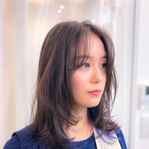 ミディアムレイヤー/顔周りレイヤー/センターパート