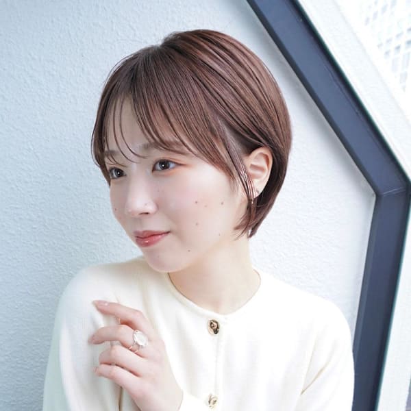 前髪あり耳掛けのショートヘアシースルーバング|NATSUYA