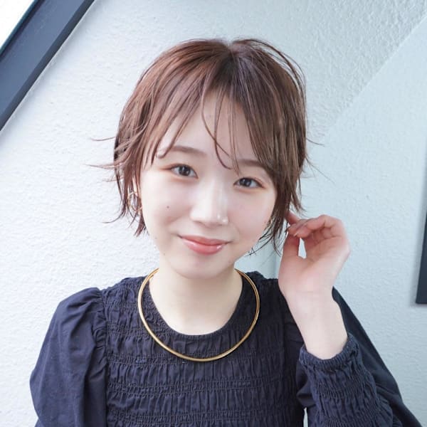 前髪あり耳掛けのショートヘア外ハネ|NATSUYA