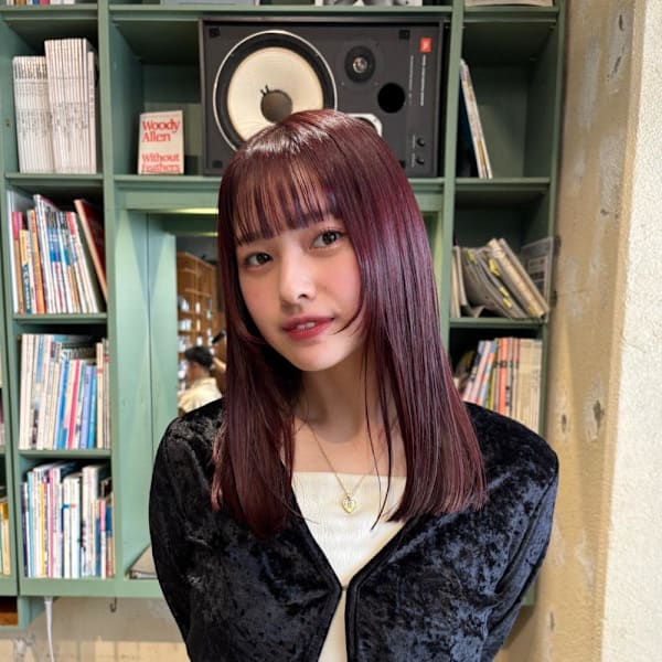 ボルドー系カラー × ストレートミディ