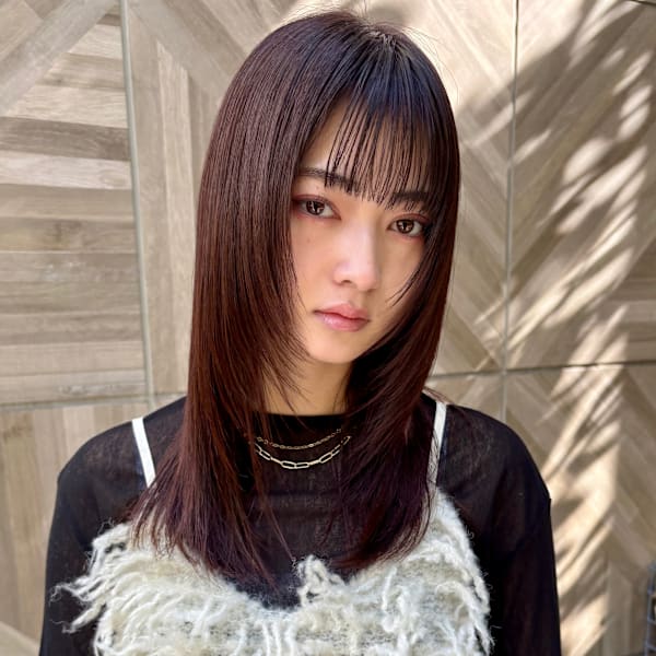 顔まわりレイヤー　ストレートスタイル　レッドブラウン