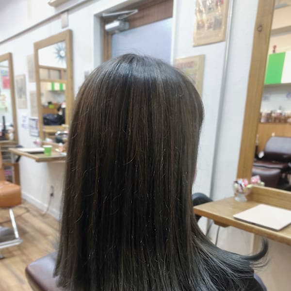 ナチュラルグレーの白髪を楽しむカラー