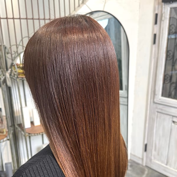 髪質改善と縮毛矯正でツヤとまとまりのある髪の大人女性へ