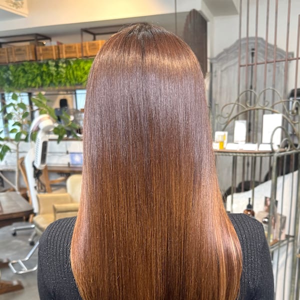 髪質改善と縮毛矯正でツヤとまとまりのある髪の大人女性へ