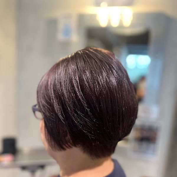 丸みのあるシルエットが特徴のショートボブスタイル