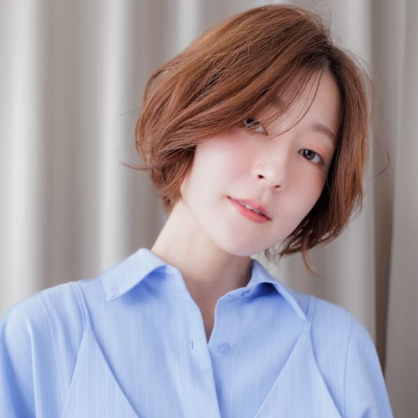 ミルクティーブロンド大人美人かきあげショートボブ30代40代