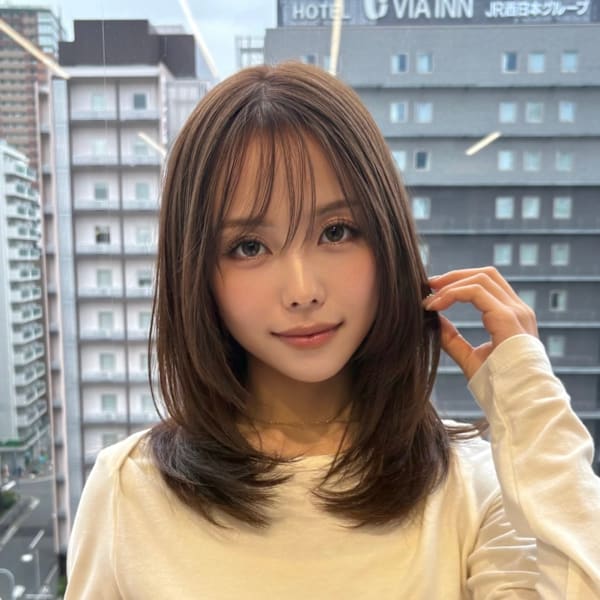 ミディアムレイヤーカット/インナーカラー/イヤリングカラー