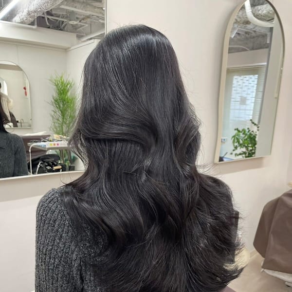 大人かわいいくびれミディラベンダーインナーカラー